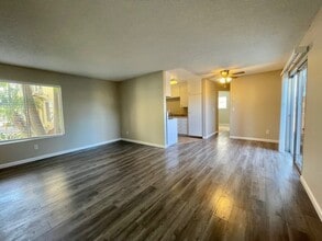 Vista Capri East in San Diego, CA - Building Photo - Building Photo