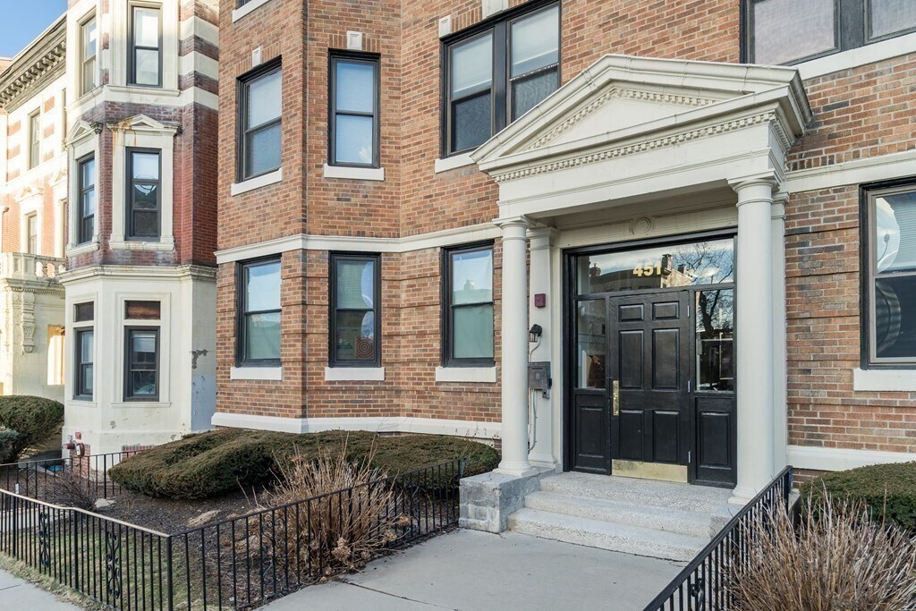451 Park Dr, Unit 3b in Boston, MA - Building Photo