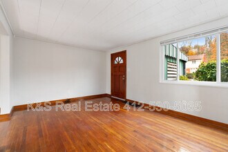 136 Lynnwood Dr in Pittsburgh, PA - Foto de edificio - Building Photo