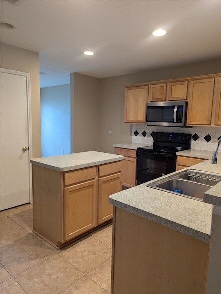 8820 Wagon Trail in Aubrey, TX - Foto de edificio - Building Photo