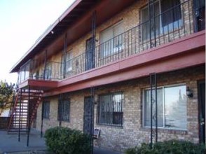 Joshua's Court in El Paso, TX - Foto de edificio - Building Photo