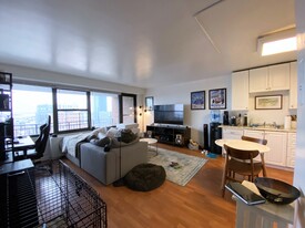 135 Montgomery St, Unit 15B in Jersey City, NJ - Building Photo - Building Photo