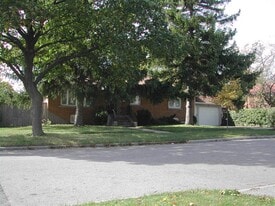 10 Maxim Cres in Toronto, ON - Building Photo