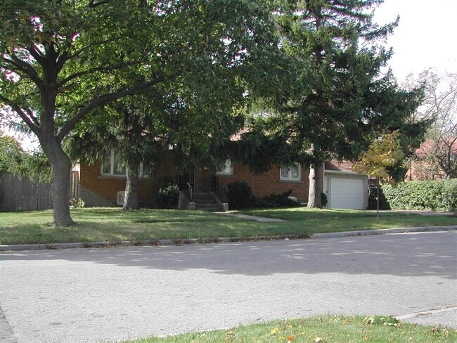 property at 10 Maxim Cres