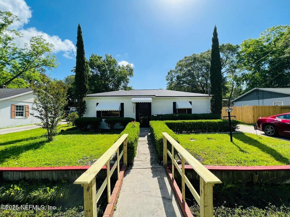 1053 Ellis Rd S in Jacksonville, FL - Building Photo