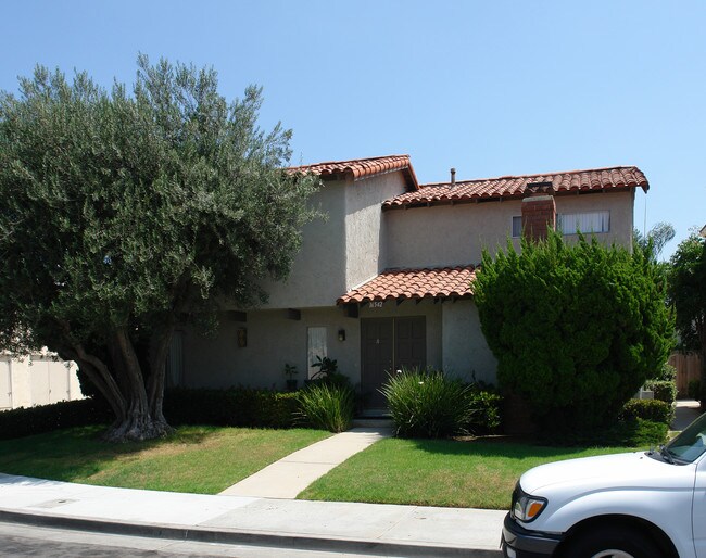 16542 Hillview Cir in Huntington Beach, CA - Foto de edificio - Building Photo