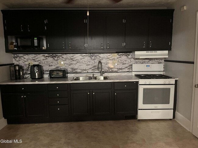 60 W 8th Ave in Gloversville, NY - Building Photo - Building Photo