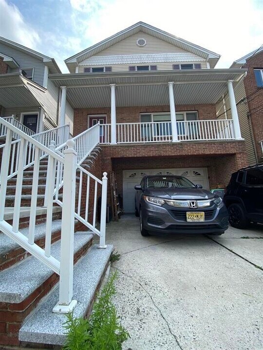 166 W 54th St in Bayonne, NJ - Building Photo