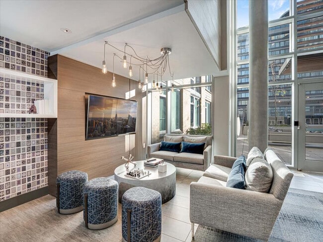 400 Army Navy Dr, Unit SI ID1039942P in Arlington, VA - Foto de edificio - Building Photo