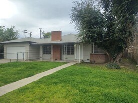 2107 Belle Ter in Bakersfield, CA - Building Photo