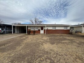 525 W Reed St in Roswell, NM - Building Photo