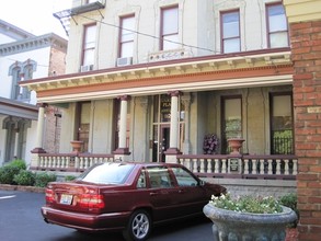 Garden Place Apartments in Louisville, KY - Foto de edificio - Building Photo