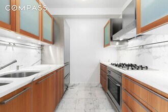 25 Columbus Cir, Unit 65E in New York, NY - Building Photo - Building Photo
