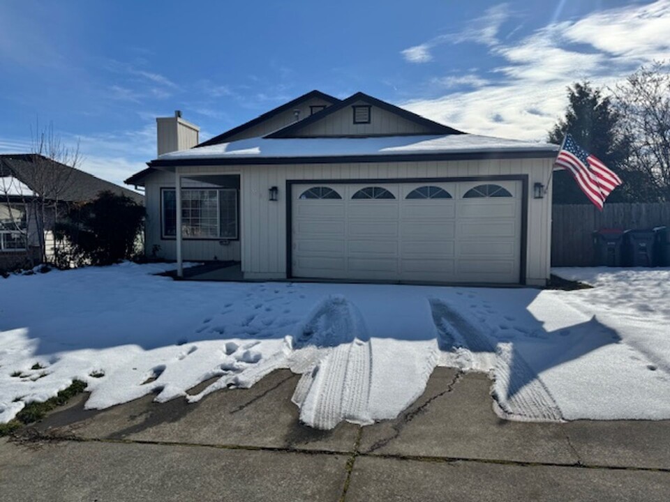 934 Juanita Way in Central Point, OR - Building Photo