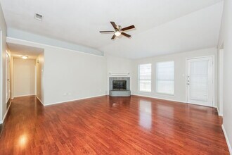 512 Blue Haze Dr in Fort Worth, TX - Foto de edificio - Building Photo