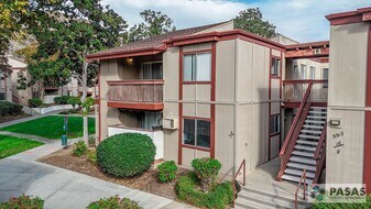 5513 Adobe Falls Rd in San Diego, CA - Building Photo