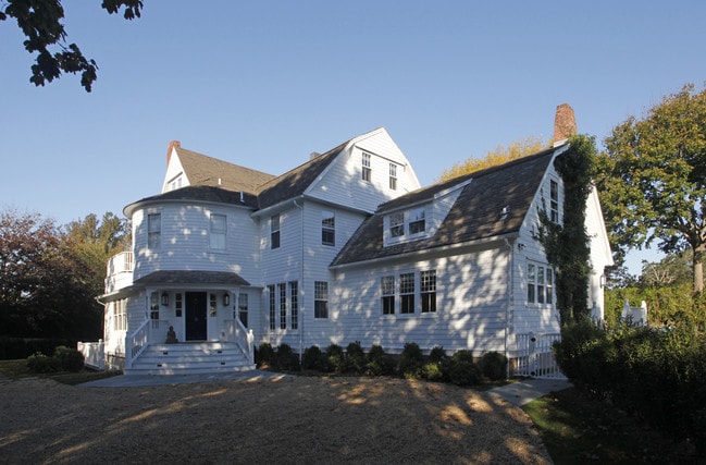 257 S Main St in Southampton, NY - Building Photo - Building Photo