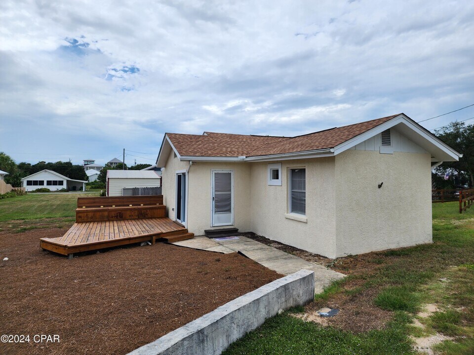 205 1st St in Panama City Beach, FL - Building Photo