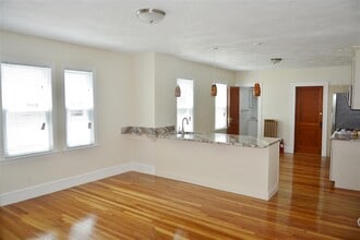 169 Harvard St, Unit 1 in Medford, MA - Foto de edificio - Building Photo