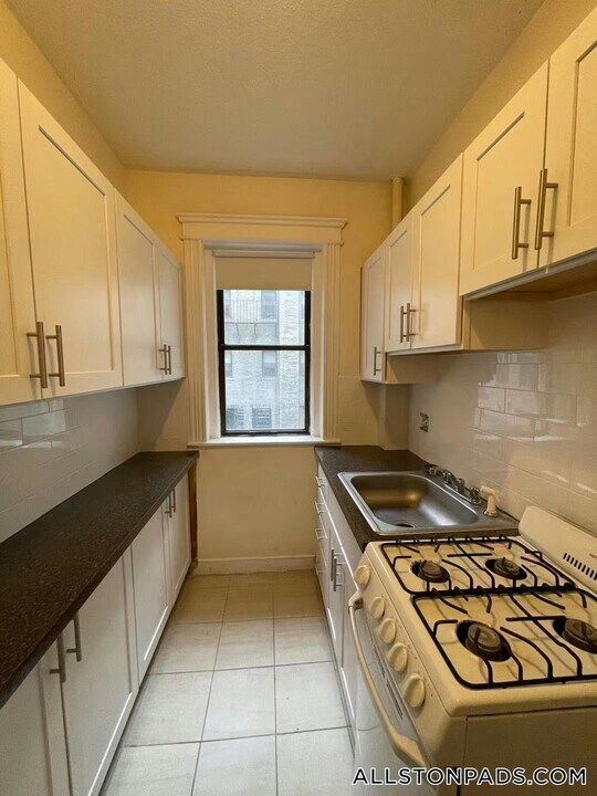 1152 Commonwealth Ave, Unit 14 in Boston, MA - Building Photo