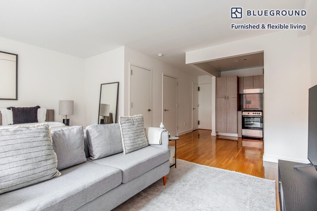 101 W 15th St in New York, NY - Building Photo - Building Photo