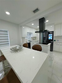 2121 SW 61st Ave in Miami, FL - Foto de edificio - Building Photo