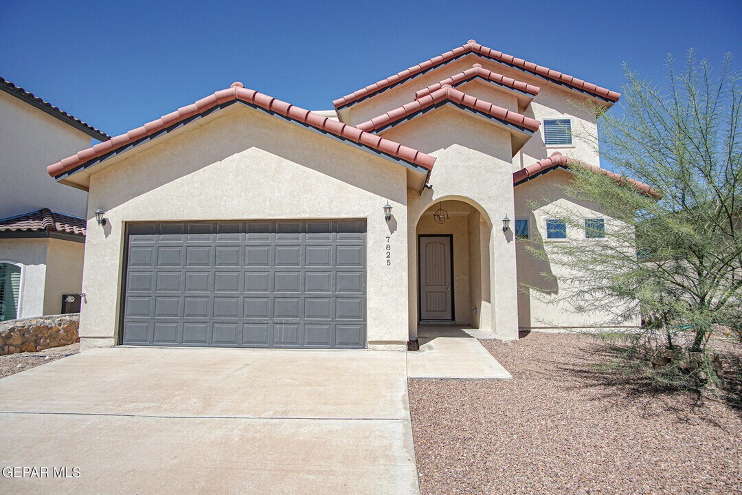 7825 Enchanted View Dr in El Paso, TX - Building Photo