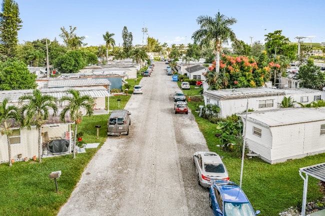 4732 SW 46th Ln in Davie, FL - Building Photo - Building Photo