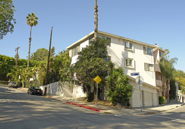 1850 N La Brea Ave in Los Angeles, CA - Building Photo - Building Photo