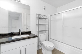 2351 NW 33rd St, Unit 506 in Oakland Park, FL - Building Photo - Building Photo