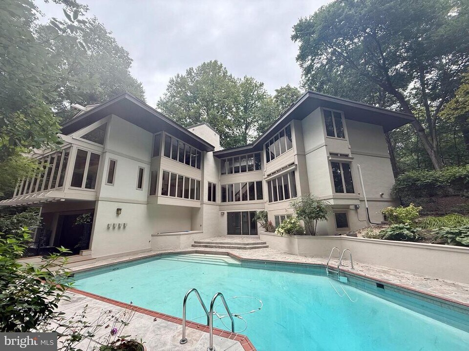 1325 Darnall Dr in McLean, VA - Building Photo
