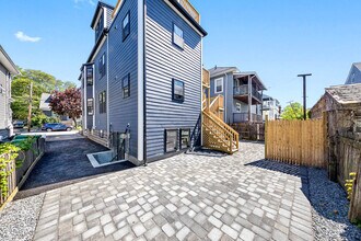 70 Stanley Ave, Unit 70 in Medford, MA - Foto de edificio - Building Photo