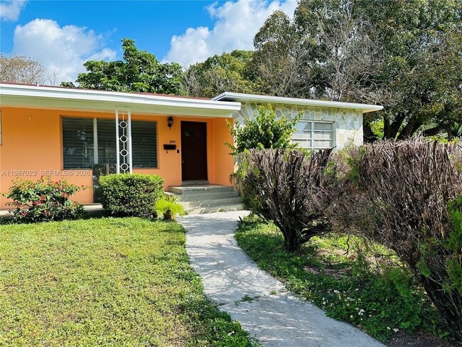 5705 SW 39th St in Miami, FL - Building Photo - Building Photo