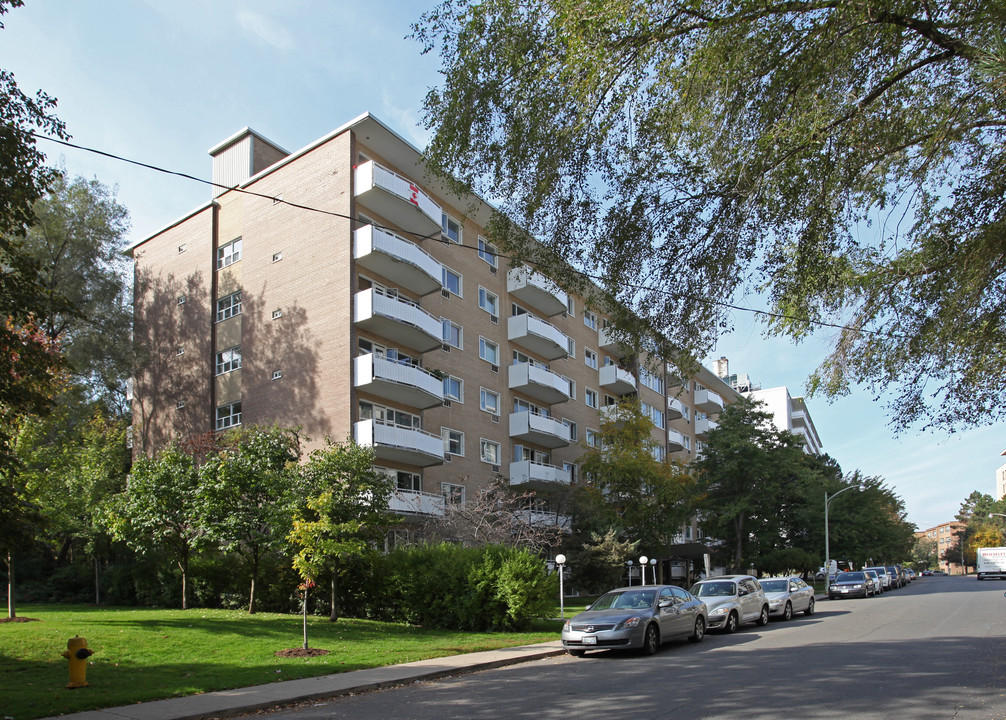 Red Pine Apartments in Toronto, ON - Building Photo