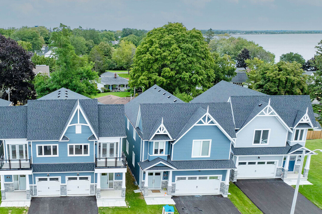 10 Twelve Trees Crt in Prince Edward, ON - Building Photo