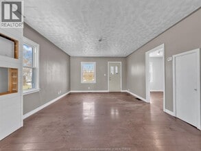 49 Delta Dr in Essex, ON - Building Photo - Building Photo