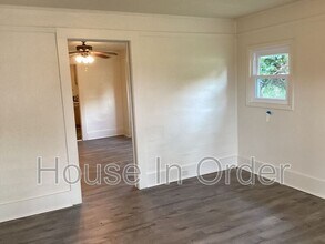 510 5th Ave E in Hendersonville, NC - Building Photo - Building Photo