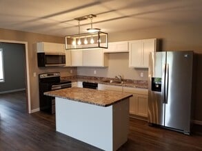 The Overlook Apartments in Alexandria, MN - Building Photo - Interior Photo