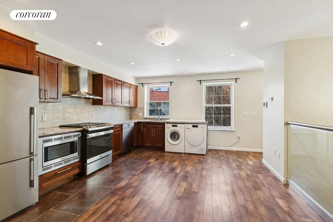 122 Smith St in Brooklyn, NY - Building Photo