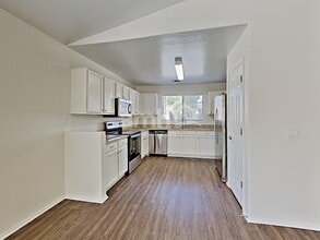 10525 W Hughes Dr in Tolleson, AZ - Building Photo - Building Photo