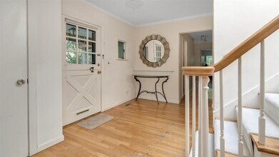 17 Hilltop Dr W in Great Neck, NY - Building Photo - Building Photo