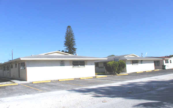 Gulfstream Apartments in North Miami Beach, FL - Building Photo - Building Photo