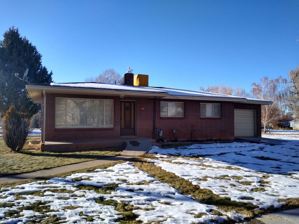 309 N Main St in Parowan, UT - Building Photo