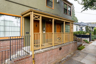 2105 SE Caruthers St in Portland, OR - Foto de edificio - Building Photo