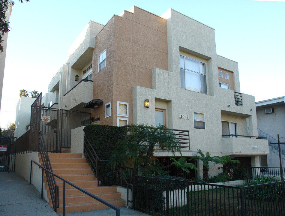 11042 Camarillo St in North Hollywood, CA - Building Photo