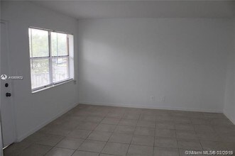 101 NE 41st St-Unit -B35 in Oakland Park, FL - Building Photo - Building Photo