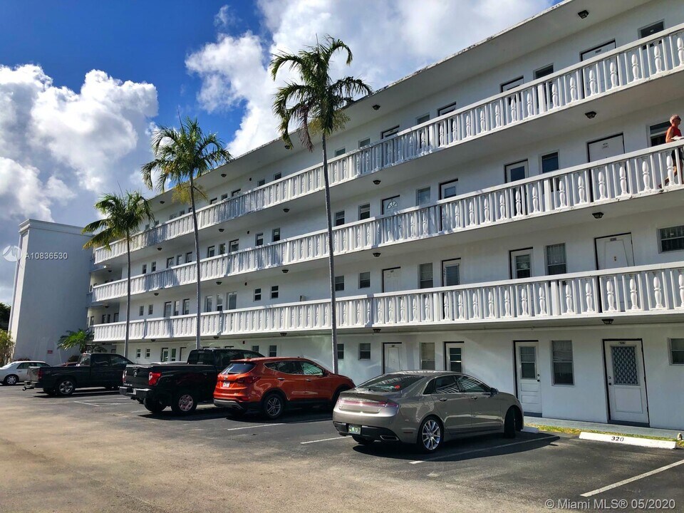 604 NE 2nd St-Unit -127 in Dania Beach, FL - Building Photo