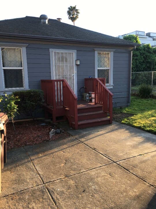 1465 9th St in Oakland, CA - Building Photo