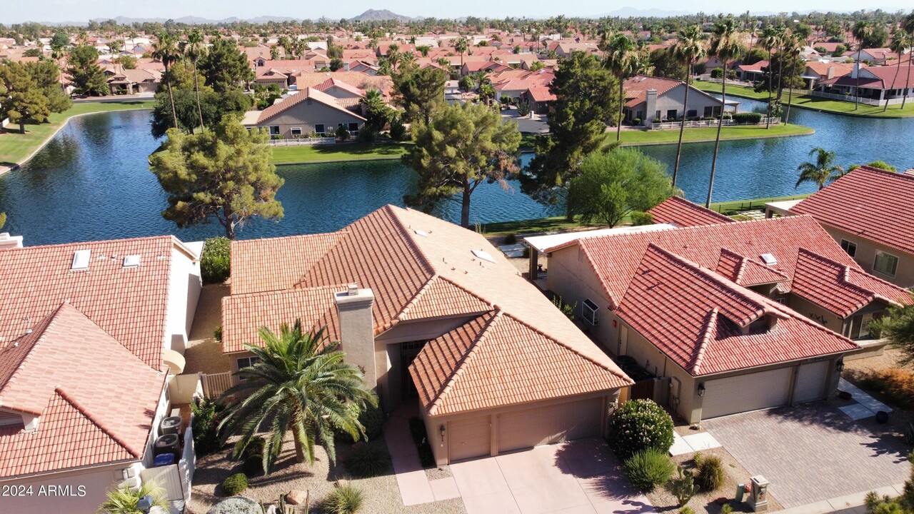 10637 E Arrowvale Dr in Sun Lakes, AZ - Foto de edificio