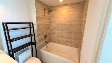 1300 Brickell Ave, Unit 2300 in Miami, FL - Foto de edificio - Building Photo